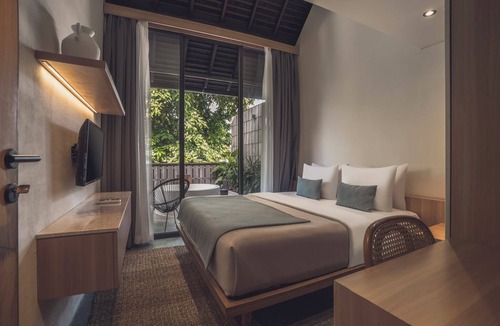 Batu Bolong Resort | Modern Tropical 2BR Loft Nelayan Beach Canggu
