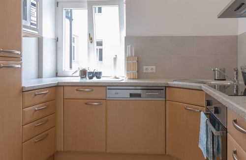 Favoriten House | Modernes Apartment mit Balkon für Große Gruppen