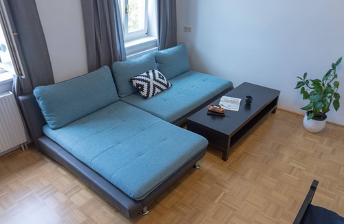 Favoriten House | Modernes Apartment mit Balkon für Große Gruppen