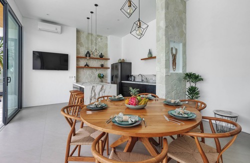 Berawa Villa | New Magnificent 3BR 5min to Finns & Berawa Beach Villa Alemar
