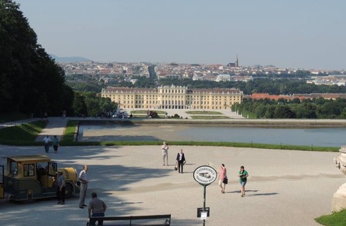 Meidling Apartment | * Nice apartment right next to Schönbrunn Palace Park, own car park