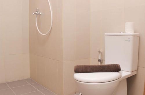 Duren Sawit Apartment | Nice Studio at Gateway Park LRT City Jatibening Apartment By Travelio