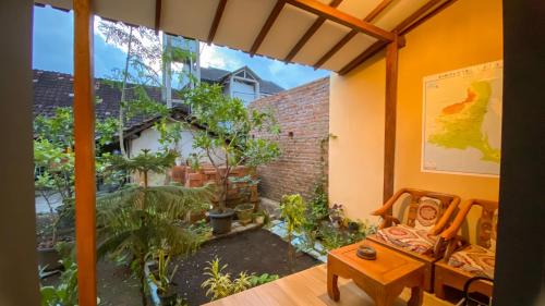 Banyuwangi House | Nitha Homestay Near Train Station