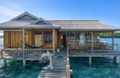 Batudaka Island Bed & Breakfast | Nur Homestay Mini Resto and Souvenir