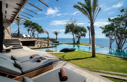 Mushroom Bay Villa | Oceanfront 5BR Luxury Villa, 22m Pool, Best Sunset in Lembongan