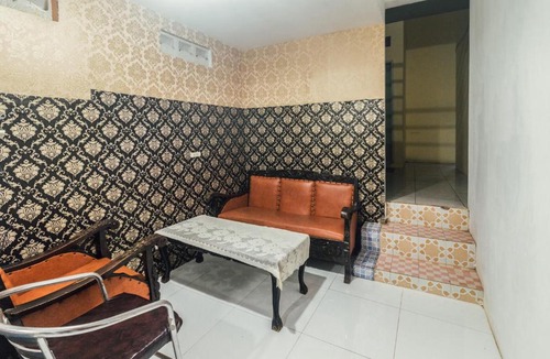 Ambon Hotel | OYO 2165 Alyah Guest House Syariah