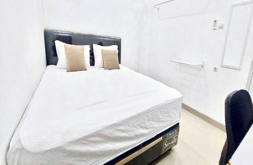 Gunung Putri Hotel | OYO 94035 Velito Rooms