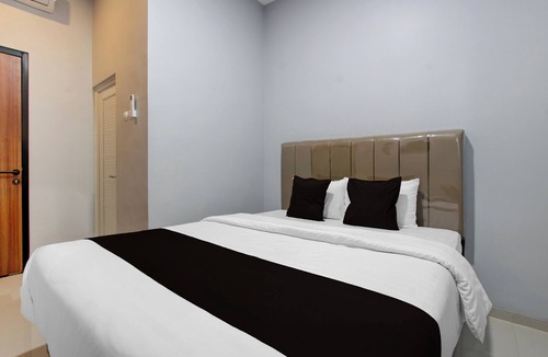 Tembalang Hotel | OYO 95180 Enshe Guest House Syariah