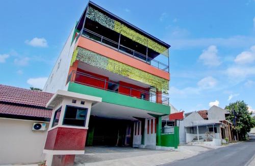 Tembalang Hotel | OYO 95180 Enshe Guest House Syariah