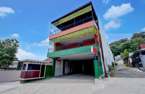 Tembalang Hotel | OYO 95180 Enshe Guest House Syariah