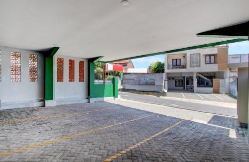Tembalang Hotel | OYO 95180 Enshe Guest House Syariah