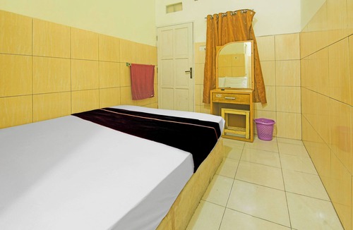Panakkukang Hotel | OYO 95189 Aza Guesthouse