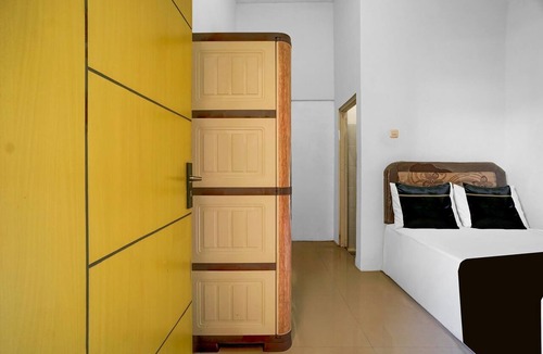 Dinoyo Hotel | OYO 95235 Griya Manisa Homestay Syariah