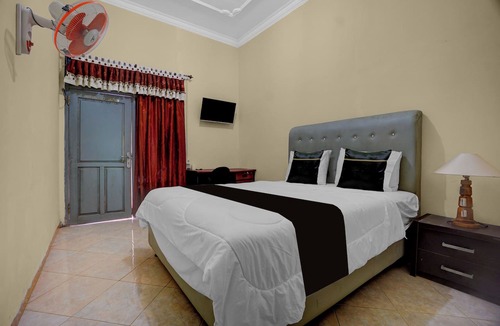 Sumberagung Hotel | OYO 95262 Hotel Djatmiko Villa's Family