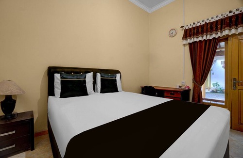 Sumberagung Hotel | OYO 95262 Hotel Djatmiko Villa's Family