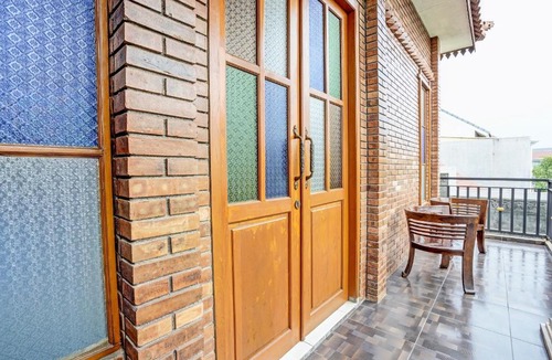 Surabaya Hotel | OYO Life 92030 Ef Palm Guest House Family