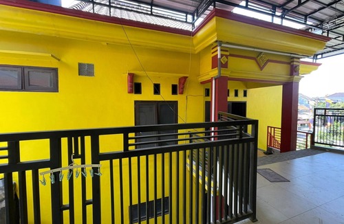 Lamongan Hotel | OYO Life 93036 Eddy Homestay Syariah