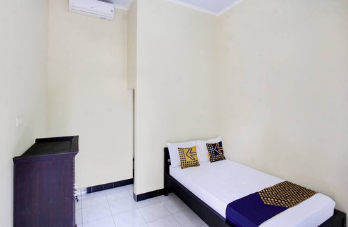 Tanjung Hotel | OYO Life 93155 Wisma Sarah