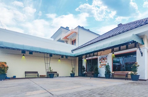 Klaten Selatan House | Palma Family Hall I Open concept house with swimming pool, karaoke & billiard near Klaten Town Squere