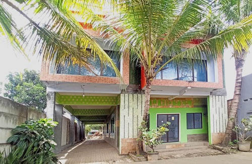 Kepanjen Hotel | Penginapan Asri Syariah