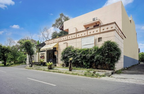 Medan House | Premium Indonesia Deluxe Double w/Free WiFi