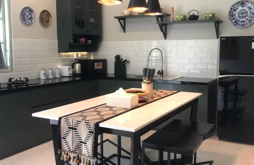 Gatot Subroto House | Private 3 Bedroom House with Full Kitchen and Living Room