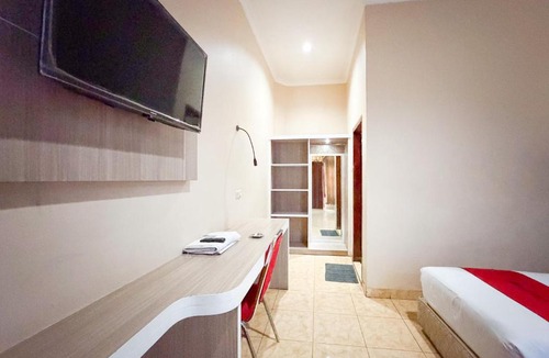 Kupang Hotel | RedDoorz at Hotel Charvita Kupang