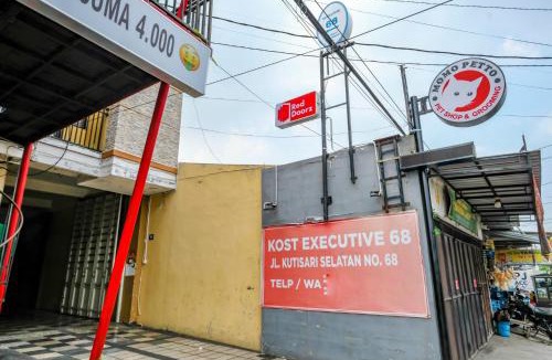 Surabaya Hotel | RedDoorz at Kutisari 2 Surabaya