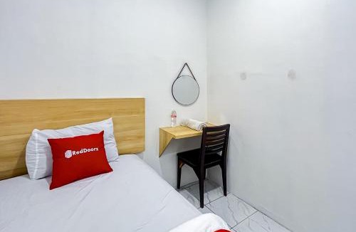 Gambir Hotel | RedDoorz at PBInn near Stasiun Juanda
