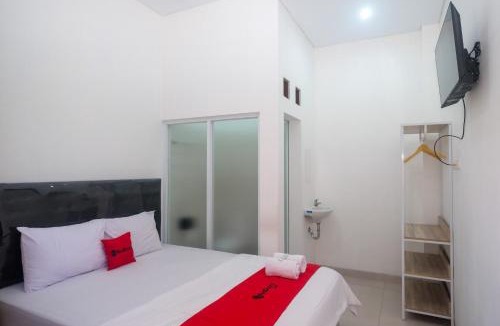 Depok Hotel | RedDoorz near INSTIPER Yogyakarta