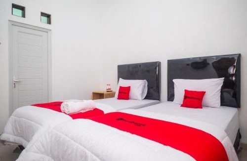 Depok Hotel | RedDoorz near INSTIPER Yogyakarta
