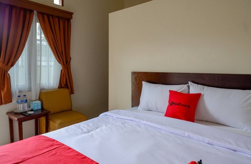 Karanganyar Hotel | RedDoorz near Stadion 45 Karanganyar