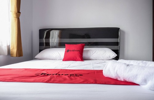 Binong Hotel | RedDoorz near Supermall Karawaci 2