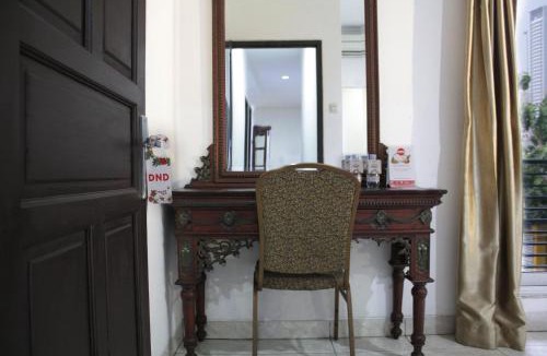 Kemanggisan House | RedDoorz near Tomang 2