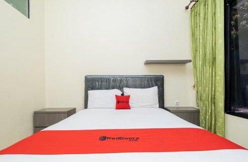 Surabaya Hotel | RedDoorz Plus @ Grace Residence Surabaya