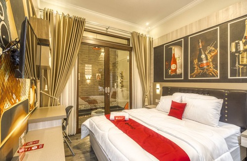 Yogyakarta Hotel | RedDoorz Plus near Gembira Loka Zoo 2