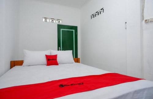Central Yogyakarta Hotel | RedDoorz Syariah @ Ndalem Kembang Sore Yogyakarta