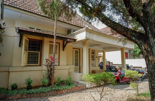 Purwokerto House | RedDoorz Syariah near Alun Alun Purwokerto