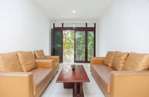 Pekayon Jaya Hotel | RedDoorz Syariah near Grand Galaxy Park