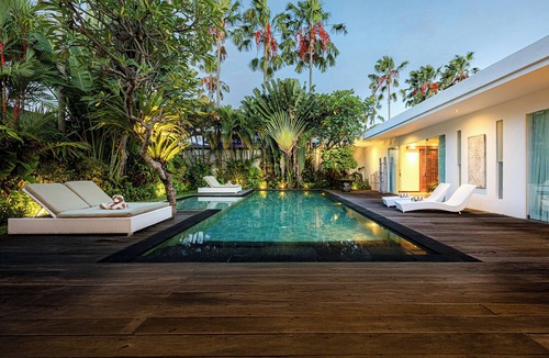 Sunset Road Villa | Redesigned Villa Amba Laba | 4 min to Seminyak Beach
