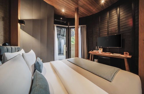 Batu Bolong Resort | Romantic 1BR Villa with Rooftop Sea Views