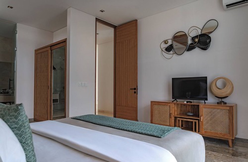 Dewi Sri Hotel | Royal 3 Bedroom Villa Legian