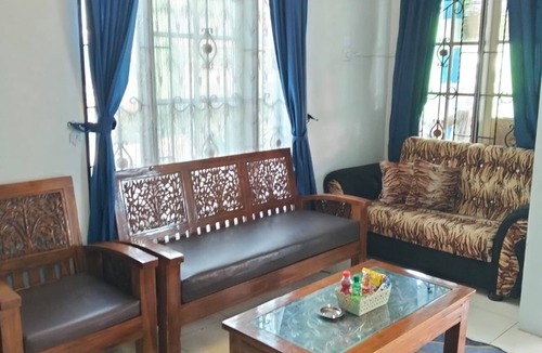 Berastagi Villa | Rumah dua lantai berwarna biru cerah tampak bercahaya di malam hari