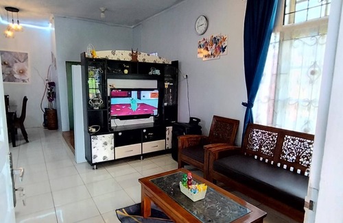 Berastagi Villa | Rumah dua lantai berwarna biru cerah tampak bercahaya di malam hari