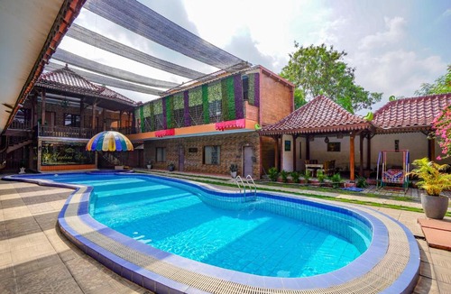 Depok Hotel | SANS Vibes Sartini Inn Yogyakarta