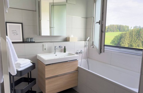 Seekirchen am Wallersee Apartment | SONNENGRÜN near Salzburg – 2 bedrooms, 88 m², balcony & air conditioning