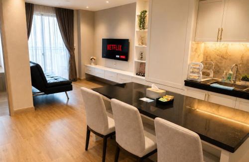 Kesawan Apartment | Spacious Modern 2BR at The Reiz Suites City Center