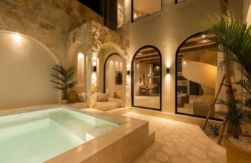 Tumbak Bayuh Villa | Spacious Romantic Villa Sawa in Pererenan
