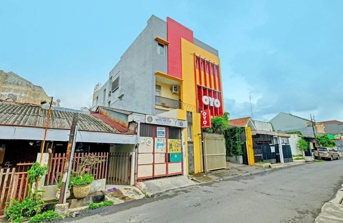 Semarang House | Spacious Triple Suite for Groups with Free WiFi