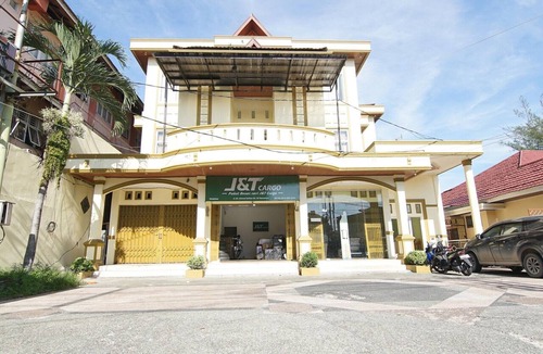 Pekanbaru House | Standard Double at Collection O Pekanbaru